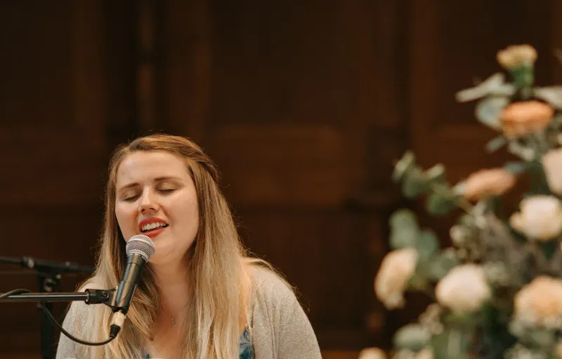 ESTHEEN singt und begleitet sich am Klavier bei einer Hochzeit