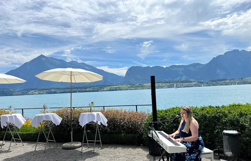 ESTHEEN bei einer Outdoor-Trauung am See