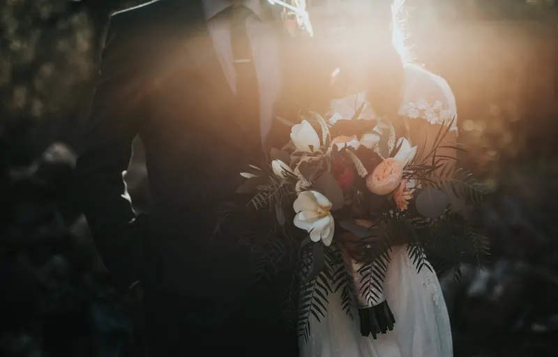 Romantische Hochzeitsatmosphäre bei Sonnenuntergang