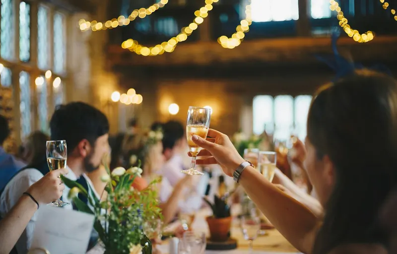 Hochzeitsempfang mit tanzenden Gästen